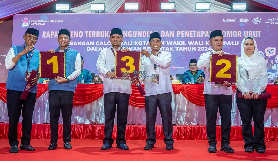 Pasangan calon Wali Kota dan Wakil Wali Kota Palu, (dari kiri kanan): Hidayat-Andi Nur B Lamakarate, Muhammad J Wartabone-Rizal, Hadianto Rasyid-Imelda Liliana Muhidin menunjukkan nomor urutnya pada Rapat Pleno Terbuka Pengundian dan Penetapan Nomor Urut Paslon oleh KPU Kota Palu, Senin (23/9/2024) malam. (Foto: bmzIMAGES/Basri marzuki)