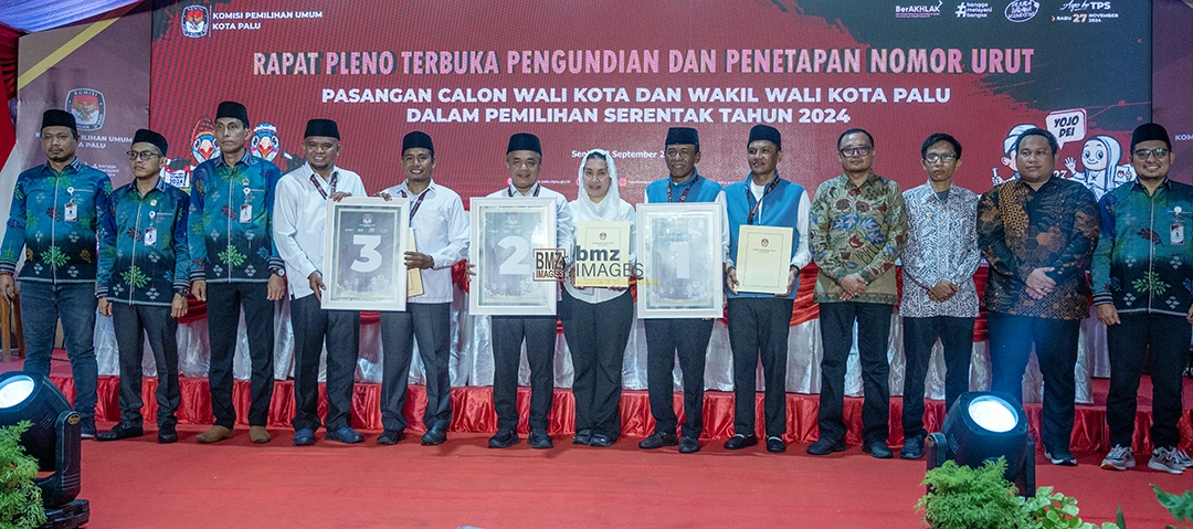 Komisioner KPU Kota Palu dan Bawaslu Kota Palu foto bersama ketiga pasangan calon Wali Kota dan Wakil Wali Kota Palu usai Rapat Pleno Terbuka pengundian dan penetapan nomor urut pasangan calon, Senin (23/9/2024) malam. (Foto: bmzIMAGES/Basri Marzuki)