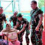 KSAD, Jenderal TNI Maruli Simanjuntak didampingi Danrem 132/Tadulako, Brigjen TNI Deni Gunawan menyerahkan bantuan sosial di sela peresmikan Titik Air TNI AD Manunggal Air di Kabupaten Morowali, Sulawesi Tengah, Sabtu (14/9/2024). (Foto: Penrem 132/Tdl)