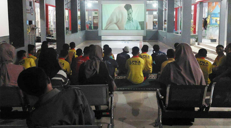 Sejumlah anak binaan mengikuti nonton bareng bersama mahasiswa PPL UIN Datokarama Palu, Sabtu (14/9/2024). (Foto: LPKA Palu)