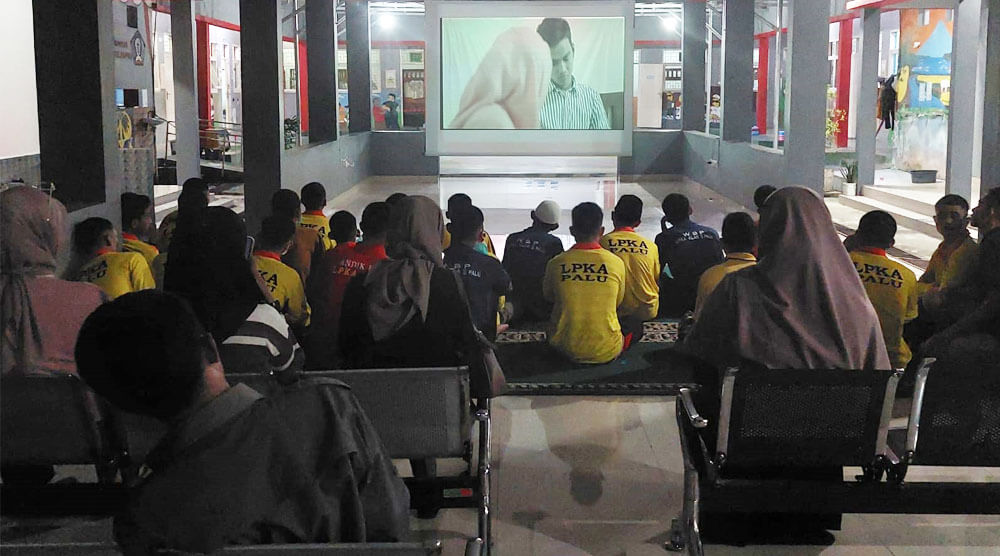 Sejumlah anak binaan mengikuti nonton bareng bersama mahasiswa PPL UIN Datokarama Palu, Sabtu (14/9/2024). (Foto: LPKA Palu)