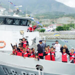 Sejumlah pelajar naik ke atas kapal patroli milik TNI AL dalam Naval Open Base Day dalam rangka HUT ke-79 TNI AL di Pangkalan TNi AL Watusampu, Palu, Sabtu (7/9/2024). (Foto: Lanal Palu)