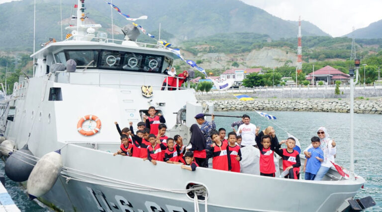 Sejumlah pelajar naik ke atas kapal patroli milik TNI AL dalam Naval Open Base Day dalam rangka HUT ke-79 TNI AL di Pangkalan TNi AL Watusampu, Palu, Sabtu (7/9/2024). (Foto: Lanal Palu)