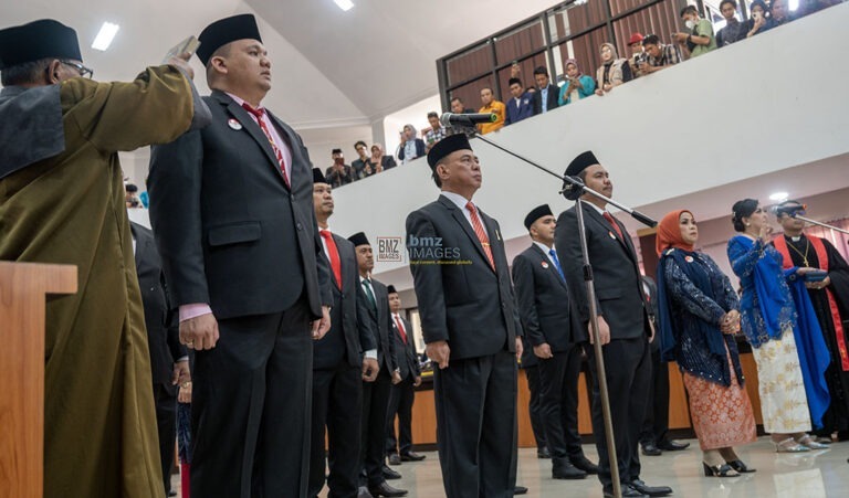 Pelantikan dan pengucapan sumpah dan janji anggota DPRD Kota Palu periode 2024-2029 d Ruang Sdang Utama Kantor DPRD Kota Palu, Senin (9/9/2024). (Foto: bmzIMAGES/Basri Marzuki)