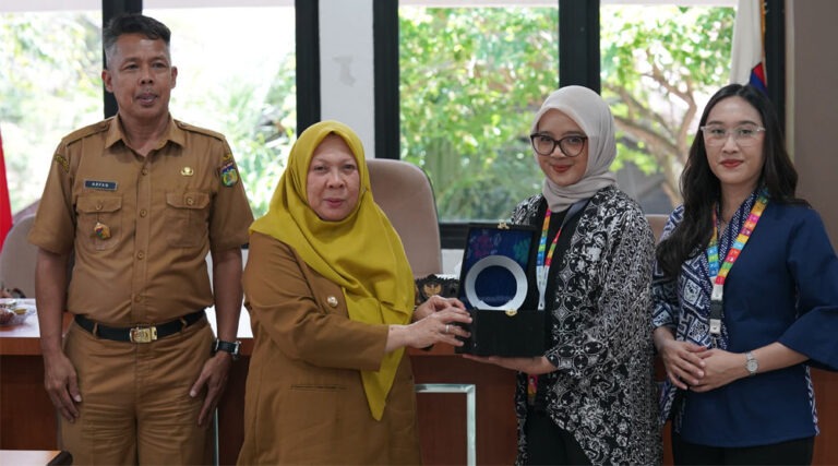 Wakil Wali Kota Palu, Reny A Lamadjido menyerahkan cinderamata kepad atim verifikasi dan validasati data dalam rangka SDG'S Action Award di RUang bantara, Palu, Senin (2/9/2024). (Foto: Prokopim Setda Kota Palu/Jufri)