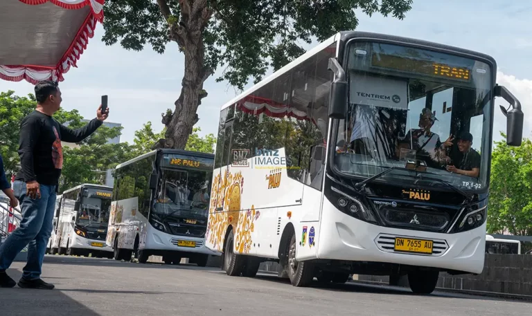 Warga memotret bus Trans Palu sesaat setelah dilaunching di Halaman kantor Wali Kota Palu, Jumat (20/9/2024). (Foto: bmzIMAGES/basri marzuki)