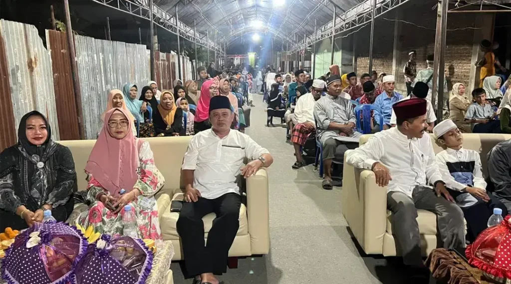 Camat Tatanga, Muhammad Yusuf (ketia kiri) menghadiri peringatan Maulid di MDA Alkhairaat, Palupi, Palu, Sabtu (21/9/2024). (Foto: Prokopimda Palu/Imron)