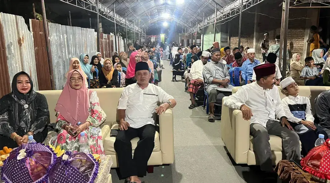 Camat Tatanga, Muhammad Yusuf (ketia kiri) menghadiri peringatan Maulid di MDA Alkhairaat, Palupi, Palu, Sabtu (21/9/2024). (Foto: Prokopimda Palu/Imron)