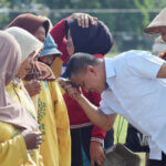 Wali Kota Palu, Hadianto Rasyid bertemu dengan para pekerja Padat Karya se Kecamatan Tatanga di Lapangan Pengawu, Sabtu (14/9/2024). (Foto: Prokopim Setda Kota Palu/Imron)