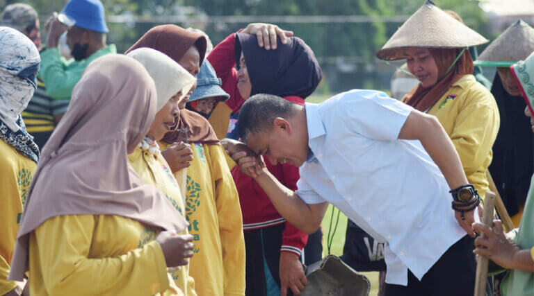 Wali Kota Palu, Hadianto Rasyid bertemu dengan para pekerja Padat Karya se Kecamatan Tatanga di Lapangan Pengawu, Sabtu (14/9/2024). (Foto: Prokopim Setda Kota Palu/Imron)