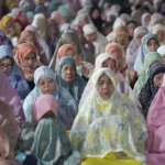 Umat Islam berdoa usai melaksanakan shalat berjamaah dalam rangkaian Maulid, Tabligh Akbar, refleksi enam tahun bencana dan peringatan HUT ke-46 Kota Palu di lapangan Vatulemo, Sabtu (28/9/2024). (Foto: prokopim Setda Kota Palu/Jufri)