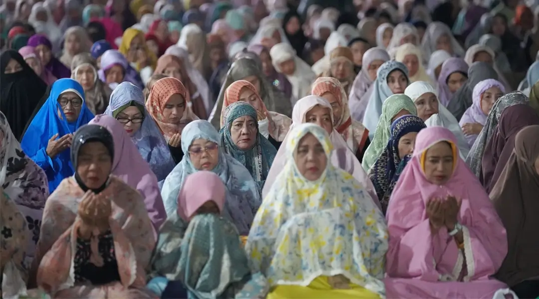 Umat Islam berdoa usai melaksanakan shalat berjamaah dalam rangkaian Maulid, Tabligh Akbar, refleksi enam tahun bencana dan peringatan HUT ke-46 Kota Palu di lapangan Vatulemo, Sabtu (28/9/2024). (Foto: prokopim Setda Kota Palu/Jufri)
