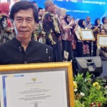 Kadis Perpustakaan dan Kearsipan Kota Palu, Syamsul Saifuddin menunjukkan piagam penghargaan sebagai tiga kota terbaik se-Indonesia dalam inovasi, konsistensi dan implementasi penerapan Aplikasi SRIKANDI oleh LAN RI di Hotel Lombok Raya, Mataram, Selasa (3/9/2024). (Foto: HO-DIskominfosantik Palu)