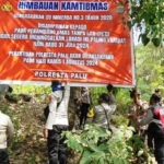 Aparat Polresta Palu memasang baliho imbauan kepada para penambang emas tanpa izin di Kelurahan Poboya beberapa waktu lalu. (Foto: ist)