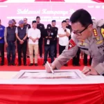 Kapolresta Palu, Kombes Pol Barliansyah membubuhkan tanda tangan pada Deklarasi Kampanye Damai di Kantor KPU Kota Palu, Selasa (24/9/2024). (Foto: Humas Polresta Palu)
