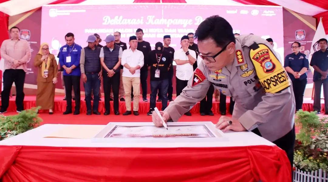 Kapolresta Palu, Kombes Pol Barliansyah membubuhkan tanda tangan pada Deklarasi Kampanye Damai di Kantor KPU Kota Palu, Selasa (24/9/2024). (Foto: Humas Polresta Palu)