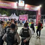 Sejumlah aparat Polresta Palu pada pengamanan rapat pleno pengundian nomor urut paslon wali kota dan wakil wali kota palu di kantor KPU Kota Palu, Senin (23/9/2024). (Foto: Humas Polresta Palu)