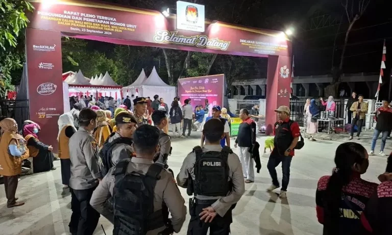 Sejumlah aparat Polresta Palu pada pengamanan rapat pleno pengundian nomor urut paslon wali kota dan wakil wali kota palu di kantor KPU Kota Palu, Senin (23/9/2024). (Foto: Humas Polresta Palu)