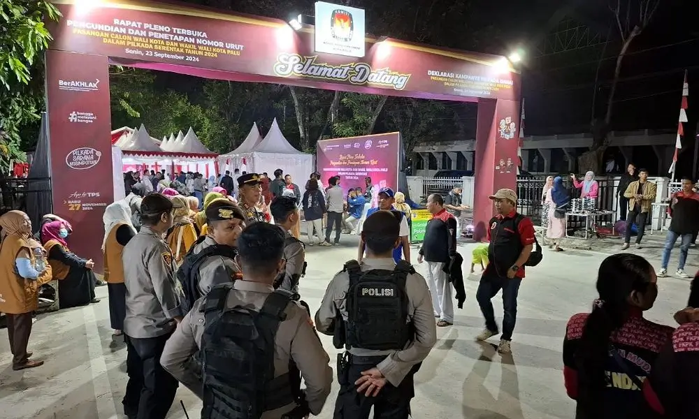 Sejumlah aparat Polresta Palu pada pengamanan rapat pleno pengundian nomor urut paslon wali kota dan wakil wali kota palu di kantor KPU Kota Palu, Senin (23/9/2024). (Foto: Humas Polresta Palu)