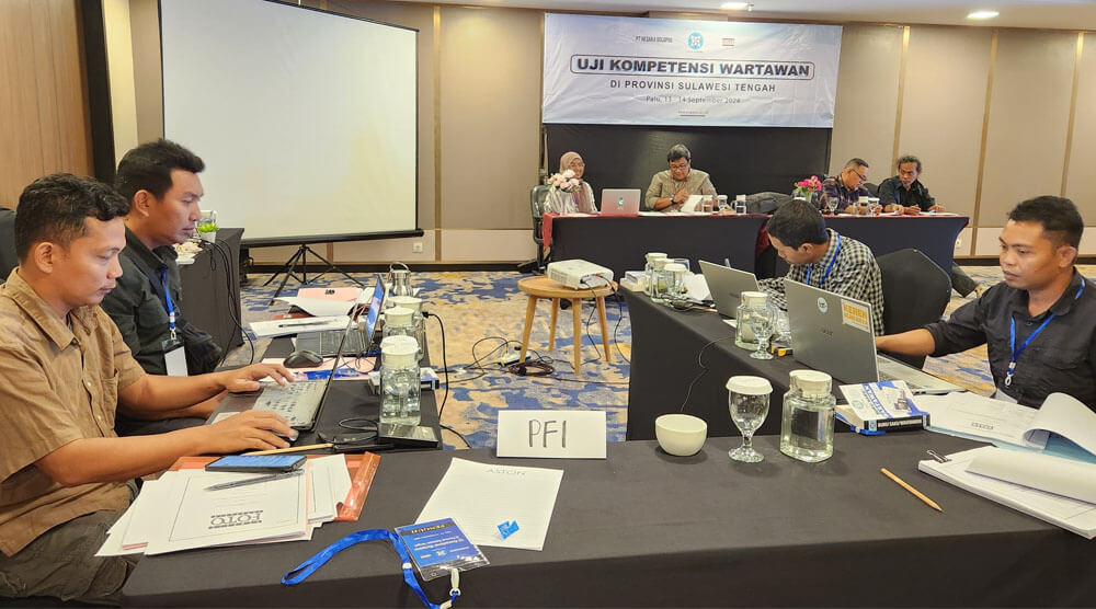 Sejumlah jurnalis foto mengikuti uji kompetensi pewarta foto yang digelar Dewan Pers dan PFI di Hotel Aston Palu, Jumat (13/9/2024). (Foto: Joshua Marunduh)