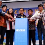 Peresmian proyek ACCESS dengan menekan tombol di Sumba, salah satu lokasi dengan kapasitas tenaga surya 1,1 Megawatt, Senin (2/9/2024). (UNDP Indonesia)