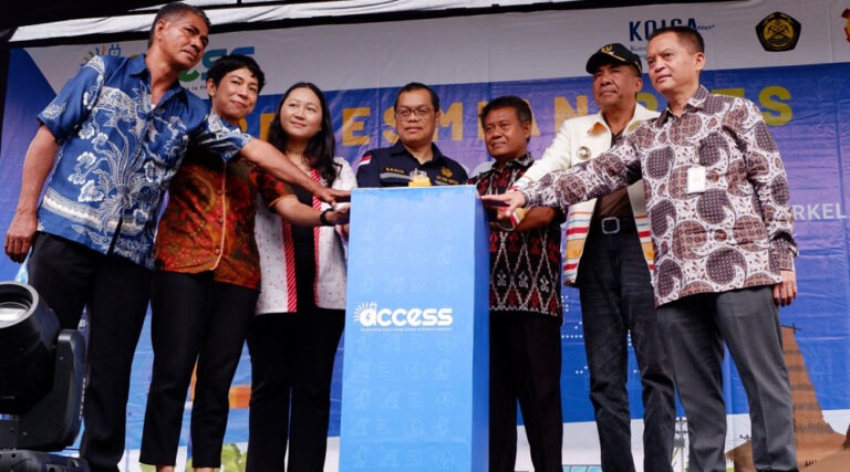 Peresmian proyek ACCESS dengan menekan tombol di Sumba, salah satu lokasi dengan kapasitas tenaga surya 1,1 Megawatt, Senin (2/9/2024). (UNDP Indonesia)