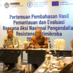 Penjabat Deputi Bidang Koordinasi Peningkatan Kualitas Kesehatan dan Pembangunan Kependudukan Kemenko PMK dan Ketua Tim FAO ECTAD Indonesia membuka kegiatan pembahasan hasil evaluasi RAN Pengendalian AMR (©️FAO/Saskia Soedarjo)