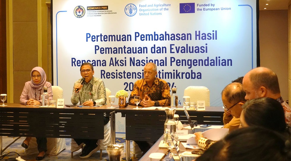 Penjabat Deputi Bidang Koordinasi Peningkatan Kualitas Kesehatan dan Pembangunan Kependudukan Kemenko PMK dan Ketua Tim FAO ECTAD Indonesia membuka kegiatan pembahasan hasil evaluasi RAN Pengendalian AMR (©️FAO/Saskia Soedarjo)