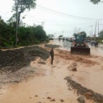 Alat berat membersihkan ruas jalan yang tergenang banjirdi ruas jalan Pul-Donggala, Minggu (1/9/2024). (Foto: Walhi Sulteng)
