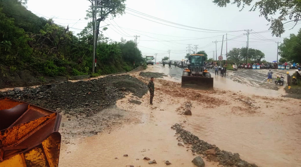 Alat berat membersihkan ruas jalan yang tergenang banjirdi ruas jalan Pul-Donggala, Minggu (1/9/2024). (Foto: Walhi Sulteng)