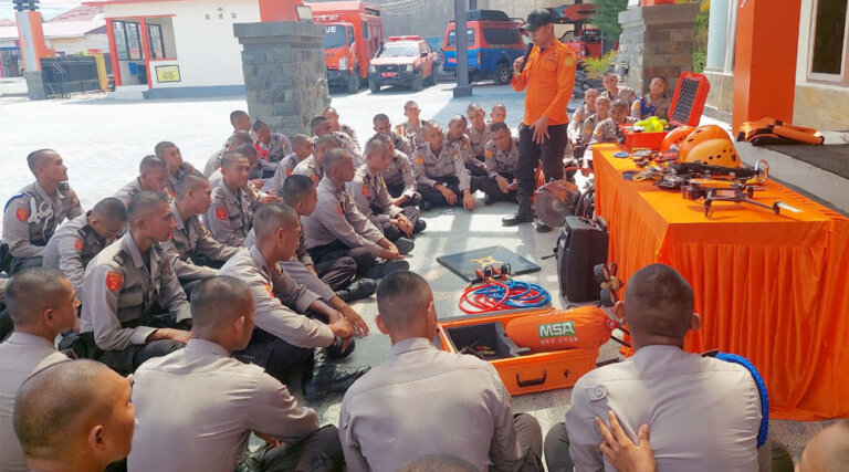 Sejumlah siswa Bintara Polri mengikuti pengenalan peralatan Basarnas pada kohesi sosial di Kantor Pencarain dan Pertolongan Palu, Selasa (17/9/2024). (Foto: Basarnas Palu)