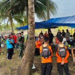 Warga bersama tim SAR Gabungan pada perasi pencarian remaja Sulaemann Ndolo (18 thn), di Desa Menyoe, Kecamatan Mamosalato, Kabupaten Morowali Utara, (Sabtu (31/9/2024). (FOto: HO-Basarnas Palu)