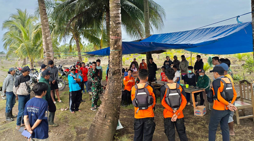 Warga bersama tim SAR Gabungan pada perasi pencarian remaja Sulaemann Ndolo (18 thn), di Desa Menyoe, Kecamatan Mamosalato, Kabupaten Morowali Utara, (Sabtu (31/9/2024). (FOto: HO-Basarnas Palu)