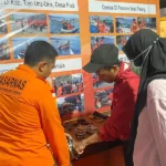 Petugas Pos SAR Luwuk melayani pengunjung pad apameran Banggai Government Expo 2024 di Banggai, Kamis (19/9/2024). (Foto: Basarnas Palu)