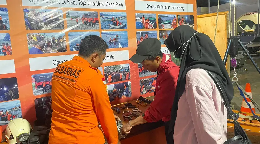 Petugas Pos SAR Luwuk melayani pengunjung pad apameran Banggai Government Expo 2024 di Banggai, Kamis (19/9/2024). (Foto: Basarnas Palu)