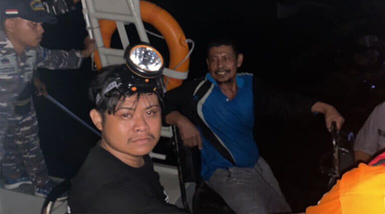 Evakuasi dua korban katinting tenggelam di Teluk Palu, Rabu (11/9/2024). (Foto: Basarnas Palu)