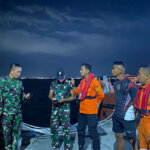Tim SAR Gabungan bersiap melakukan pencarian korban perahu katinting yang tenggelam di jalur Tipo Mamboro, Rabu (11/9/2024) malam. (Foto: Basarnas Palu)