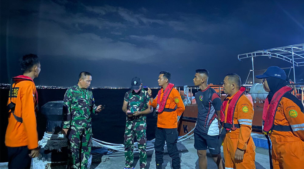 Tim SAR Gabungan bersiap melakukan pencarian korban perahu katinting yang tenggelam di jalur Tipo Mamboro, Rabu (11/9/2024) malam. (Foto: Basarnas Palu)