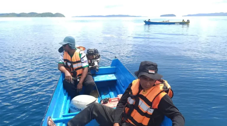 Operasi SAR pada nelayan di perairan Desa Toropot, Banggai Kepulauan, Kamis (19/9/2024). (Foto: Basarnas Palu)
