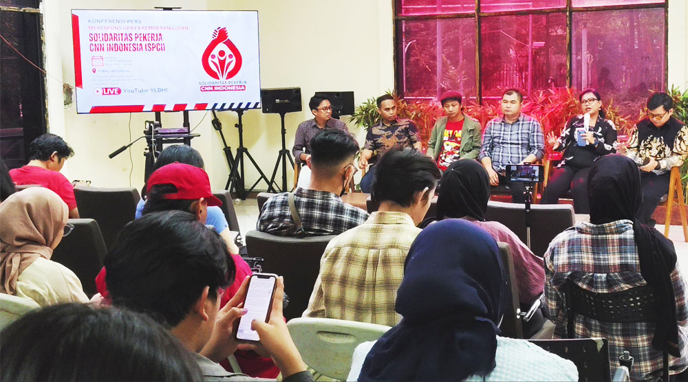 Bivitri (kedua kanan) pada diskusi ‘Merespons Upaya Pemberangusan Solidaritas Pekerja CNN Indonesia’ di Kantor Yayasan Lembaga Bantuan Hukum Indonesia (YLBHI) di Jakarta, Selasa (3/9/2024). (Foto: ist)