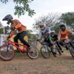 Sejumlah pebalap memacu kecepatan pada kompetisi 1LM BMX Cross di Hutan Kota, Palu, Sulawesi Tengah, Minggu (15/9/2024). (bmzIMAGES/Basri Marzuki)