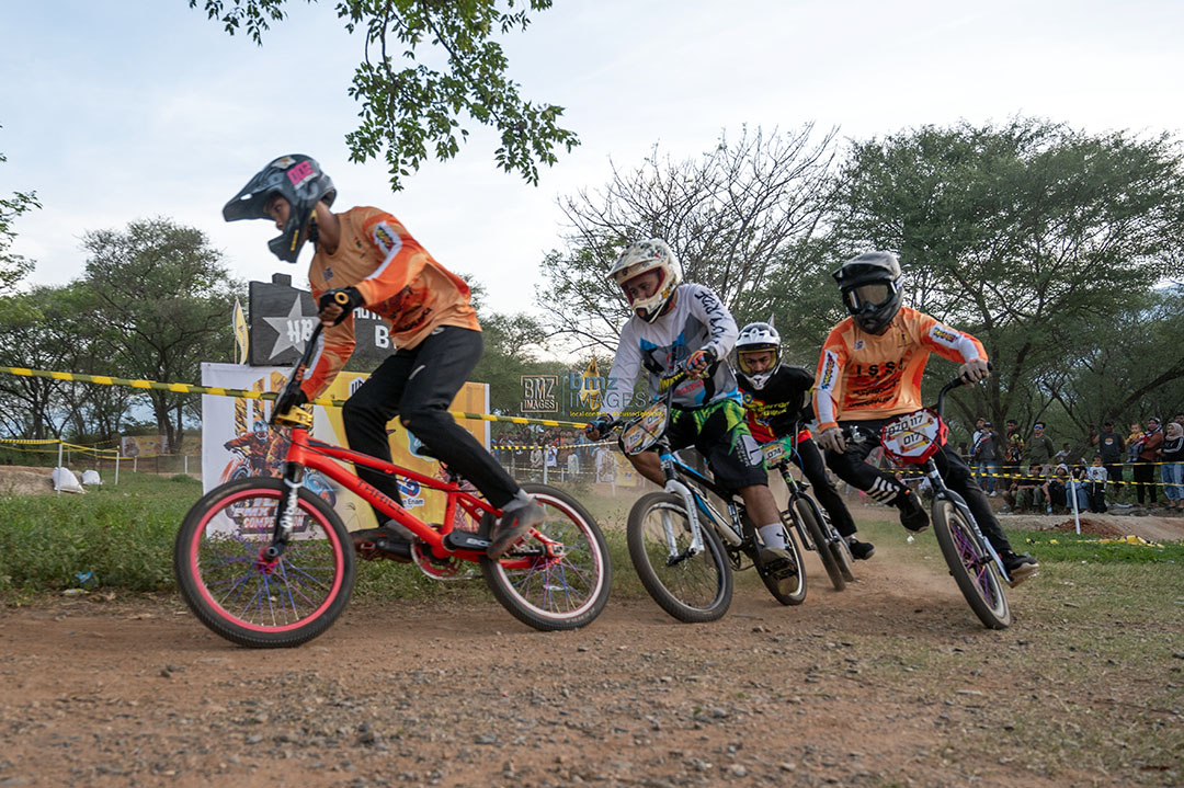 Sejumlah pebalap memacu kecepatan pada kompetisi 1LM BMX Cross di Hutan Kota, Palu, Sulawesi Tengah, Minggu (15/9/2024). (bmzIMAGES/Basri Marzuki)