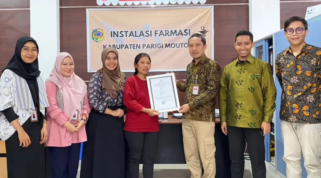 Penyerahan sertifikat CDOB dari BPOM Palu ke Dinas Kesehatan Parigi Moutong di Palu, Jumat (27/9/2024). (Foto: HO-BPOM Palu)