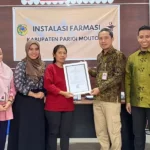 Penyerahan sertifikat CDOB dari BPOM Palu ke Dinas Kesehatan Parigi Moutong di Palu, Jumat (27/9/2024). (Foto: HO-BPOM Palu)