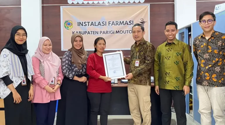 Penyerahan sertifikat CDOB dari BPOM Palu ke Dinas Kesehatan Parigi Moutong di Palu, Jumat (27/9/2024). (Foto: HO-BPOM Palu)