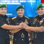 Pejabat baru Danrem 132 Tadulako, Brigjen TNI Deni Gunawan (kiri) berjabat komando dengan pejabat lama, Brigjen TNI Dody Triwinarto (kanan) dan Pangdam XIII Merdeka, Mayjen TNI Chandra Wijaya usai sertijab di Makodam XIII Merdeka di Manado, Jumat (6/9/2024). (Foto: Penrem 132/Tdl)