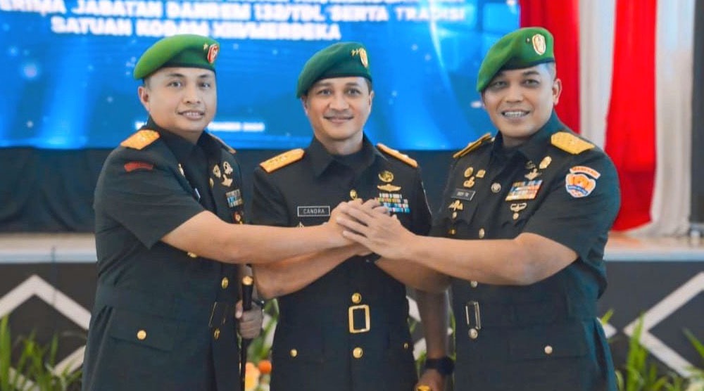 Pejabat baru Danrem 132 Tadulako, Brigjen TNI Deni Gunawan (kiri) berjabat komando dengan pejabat lama, Brigjen TNI Dody Triwinarto (kanan) dan Pangdam XIII Merdeka, Mayjen TNI Chandra Wijaya usai sertijab di Makodam XIII Merdeka di Manado, Jumat (6/9/2024). (Foto: Penrem 132/Tdl)