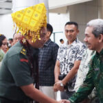 Asisten bidang Perekonomian dan Pembangunan Setda Kota Palu, dr Husaema (kanan) menjabat pejabat baru Danrem 132/Tadulako, Brigjen TNi Deni Gunawan saat tiba di Bandara Mutiara Sis ALjufri Palu, Sabtu (7/9/2024). (Foto: Prokopim Setda Kota Palu/Jufri)