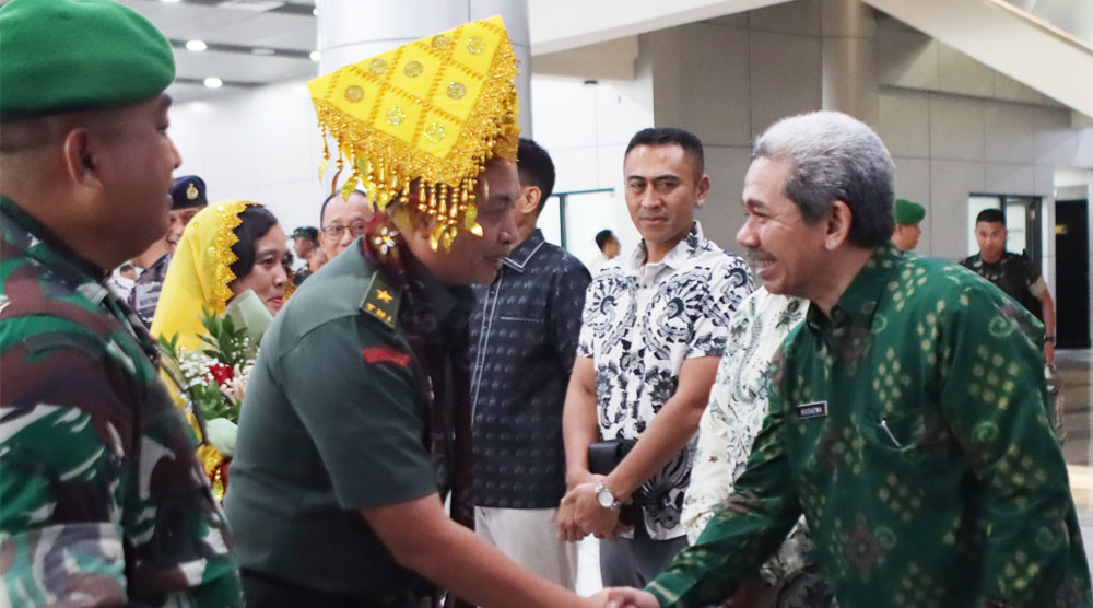 Asisten bidang Perekonomian dan Pembangunan Setda Kota Palu, dr Husaema (kanan) menjabat pejabat baru Danrem 132/Tadulako, Brigjen TNi Deni Gunawan saat tiba di Bandara Mutiara Sis ALjufri Palu, Sabtu (7/9/2024). (Foto: Prokopim Setda Kota Palu/Jufri)