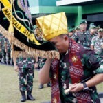 Pejabat baru Danrem 132/Tadulako mencium Dwaja Korem 132/Tdl sebagai simbol kesetiaan terhadap satuan tradisi pada penerimaan di makorem 132/Tdl, Sabtu (7/9/2024). (Foto: Pnerem 132/Tdl)